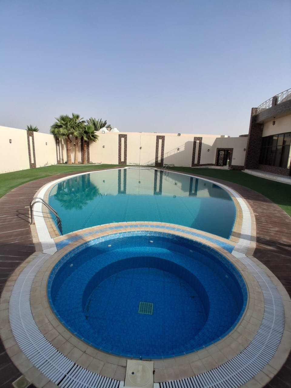 تنظيف مسابح
